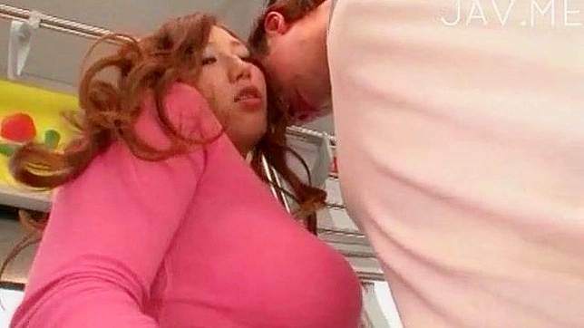 Chica Dulce Le Muerden El Coño mientras Masturba una Buena Polla