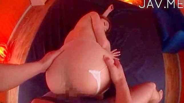 Bella delgada con tetas pequeñas recibe una buena estimulación vaginal