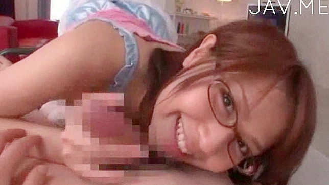Chica Asia Coqueta Seduce A Un Macho Con Locos Chupetones