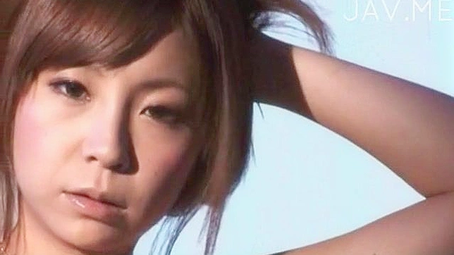 Manoseando y acariciando los pechos firmes de una chica amateur linda