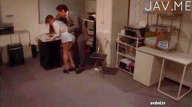 Joven de la Oficina Satisface al Jefe con Escenas Eróticas Picantes