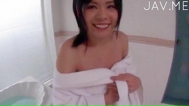 Chica con Tetas Grandes Disfruta Baño Cálido y Sexo Profundo Con Macho Caliente