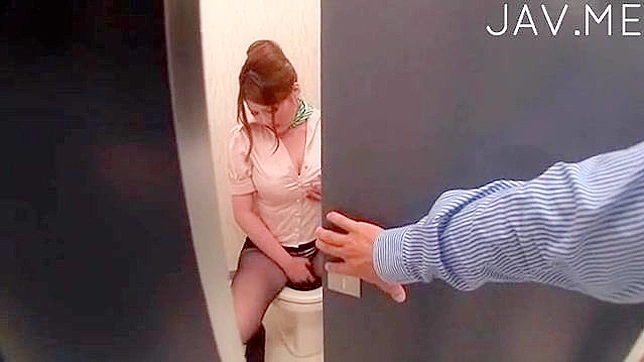 Joven Japonesa Con Grandes Tetas Masturba Su Coño Con Un Juguete Duro