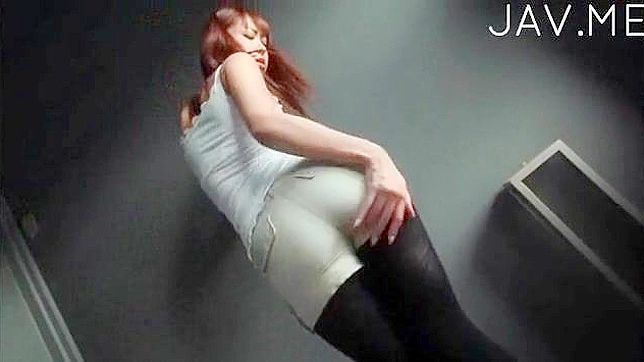 Asia en medias excita macho con salvaje paja de pies
