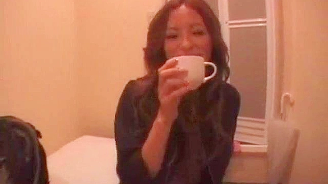 Bella Japonesita Brinda Deliciosa Sesión de Mamadas