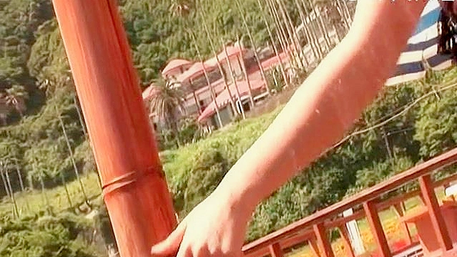 Posando al Aire Libre Solo por Caliente en Disfraz Sexi