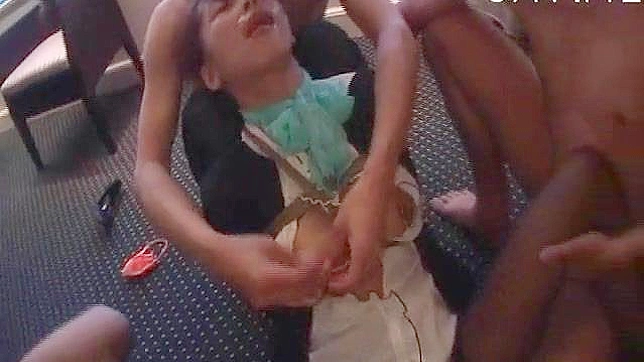 Trío cremoso con jovencita jugosa que ansía tragar semen cálido
