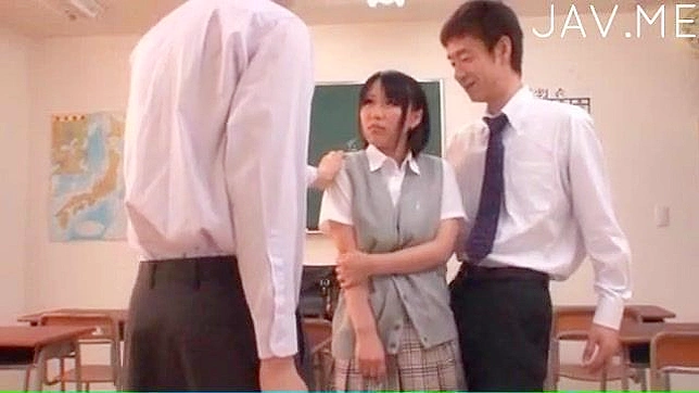 Dulce japonesita disfruta una vara dura con su boca mojada