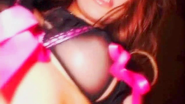 Fiesta enloquece por nena kínica que adora jugar con polla