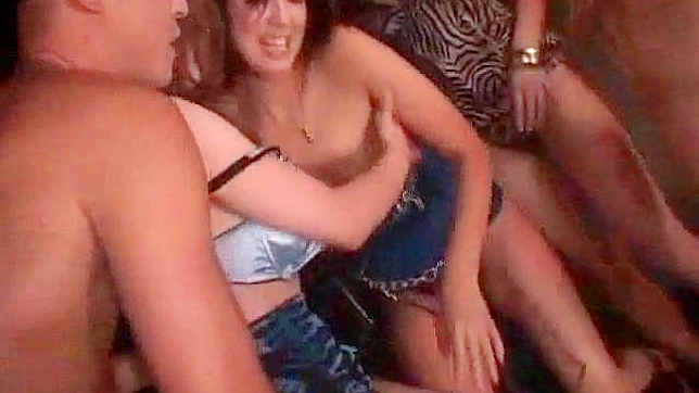 Show porno candente con chicas deseosas de destrozar sus cerezas