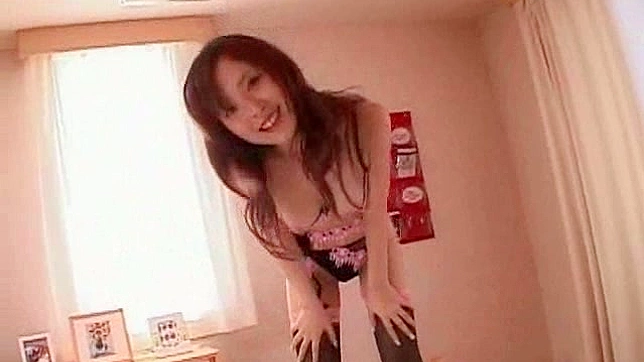 Chica Japonesa con Coletas y Vulva Rasurada Teniendo Sexo Real