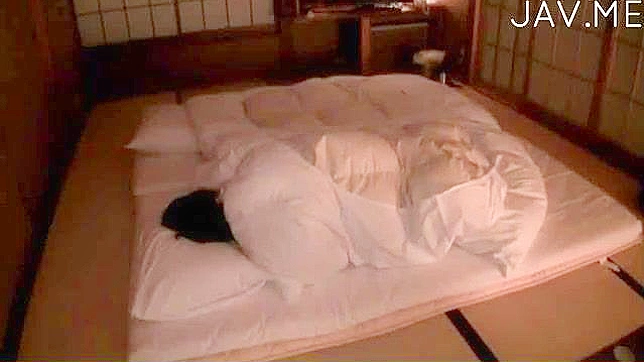 Adorable Japonesita Con Grandes Tetillas La Bajan En El Baño