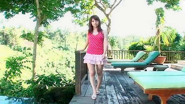 Chica asiática juguetona muestra sus tetas en el agua al aire libre