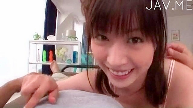 Joven japonesita guarra con tetas pequeñas chupando sus bolas