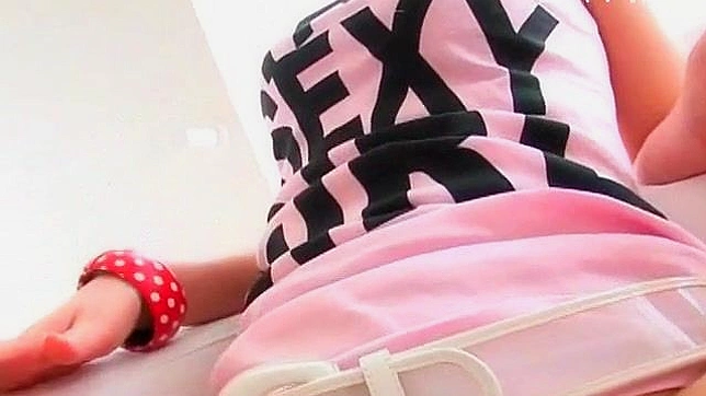 Bebé Asia con coñito apretado para compartir placeres