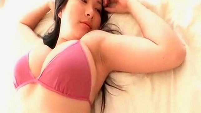 Chica asiática con tetas grandes y húmeda por necesidades lujuriosas