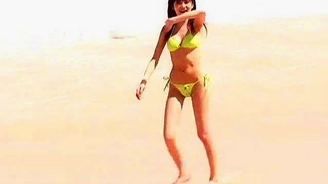Nena asiática en bikini ansía por placeres salvajes