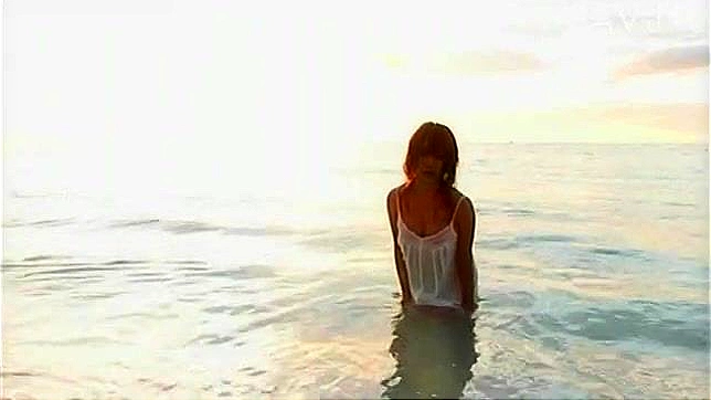Chica Asia Mojada en Bikini Muere por Sexo Salvaje