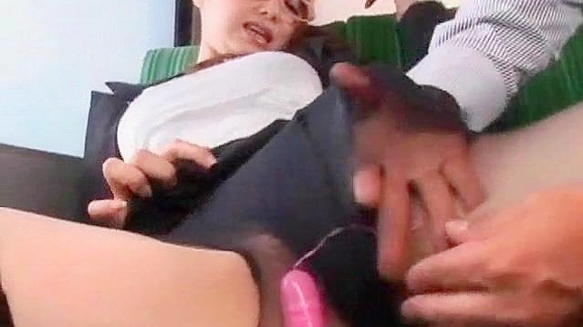 Asia Sumisa Con Gafas Recibe Un Placer Lujurioso