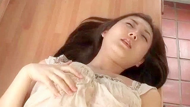 Chica asiática preciosa está muy mojada por autoestimulación