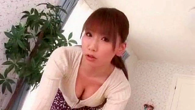 Chica Asiática Traviesa Sirve Gigantes Tetazos En La Cocina