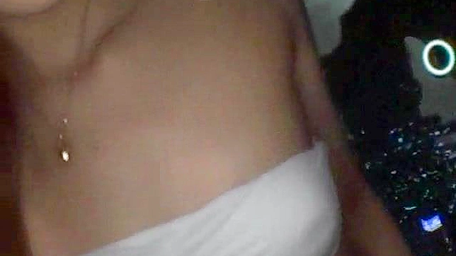 Chica Asia Dobladita Disfruta Placeres Locos con Juguetes Sexuales