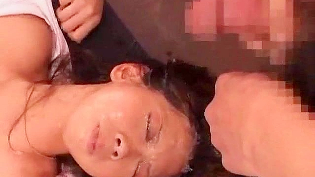 Manchando la Cara de una Amateur Asiática con Caliente Leche Masculina