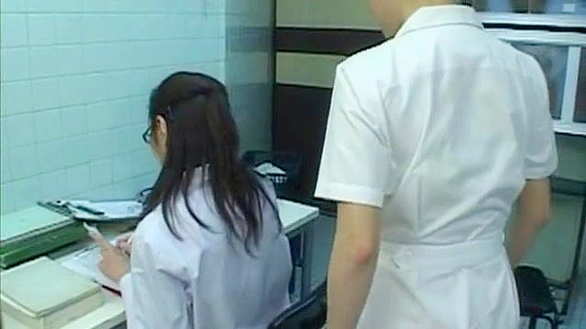 Enfermera Japonesa MILF Teniendo Sexo con Médicos en Video