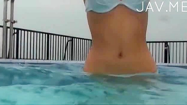 Alumna se desnuda junto al lago