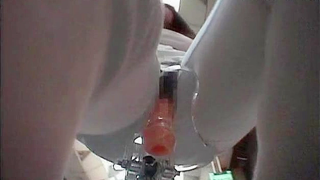 Joven se corre con dildo en bici ardiente