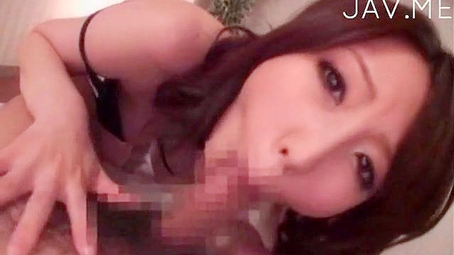 Chica con enormes tetas disfrutando del sexo caliente
