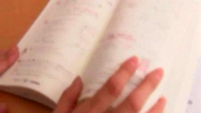 Dulce Japonesita Amateur y Sexy se Arrodilla para Un Facial Ardiente
