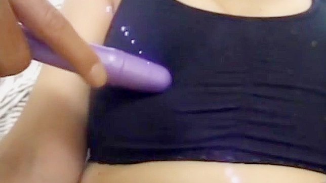 Akane Kuramochi masturbándose de lujo