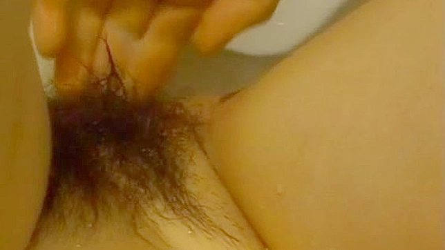 Reona Fujisaki chupando y follando con vello en la ducha vídeos 3