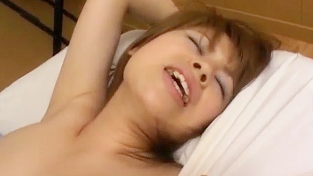 Rua Mochizuki Goza Con Vibrador y Duro Pene en Su Coño