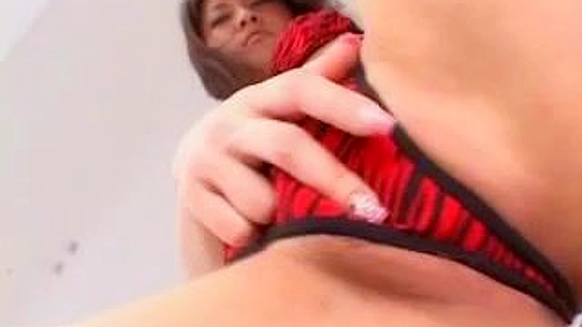 Teen 18+ asiático caliente se masturba su coño rasurado con semen pegajoso